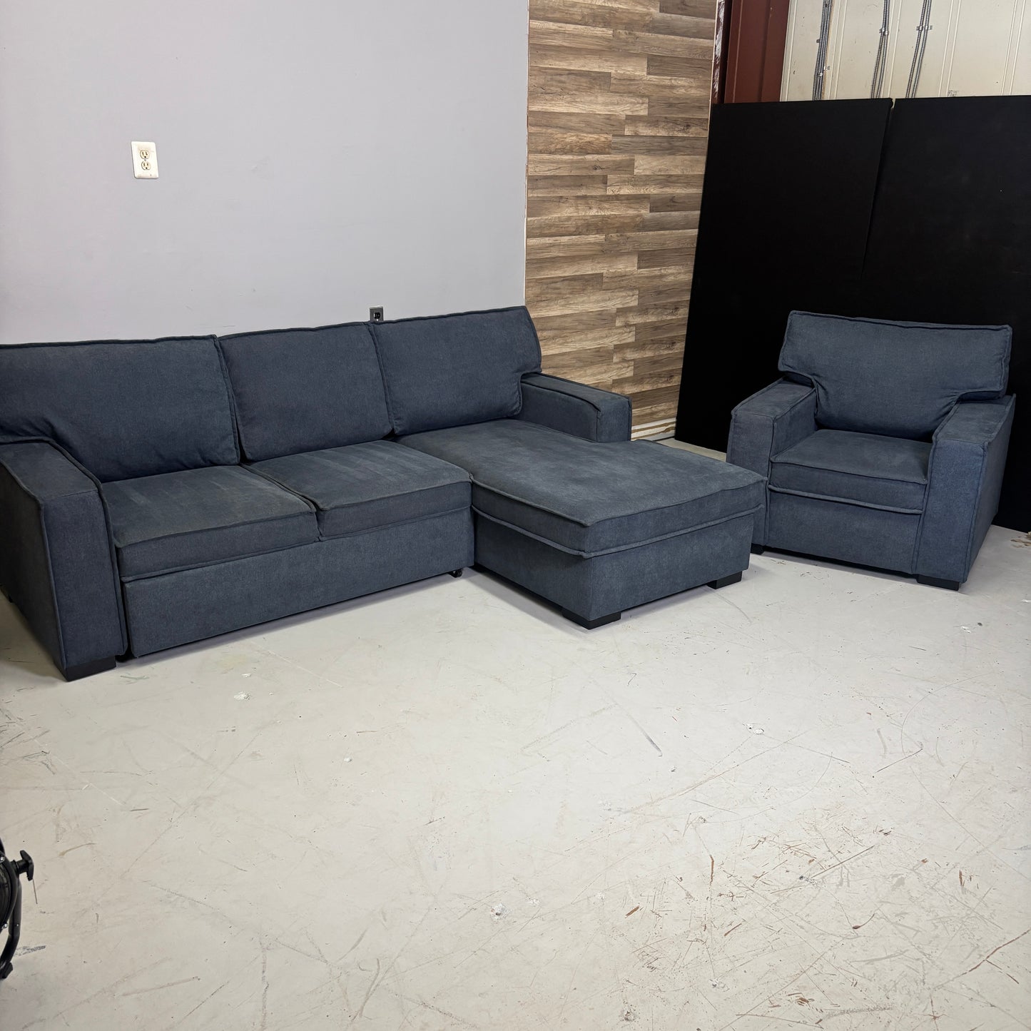 Bob's Sleeper Sectional with Single Chair