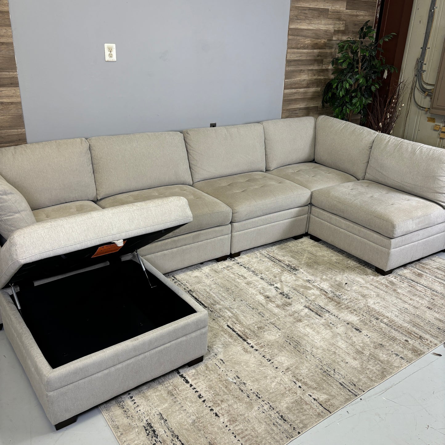 Thomasville Tisdale Sectional (Beige)